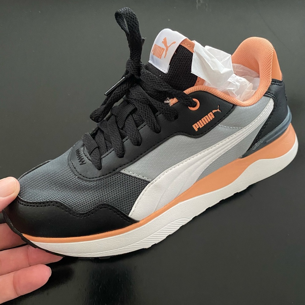 Puma R78 Voyage Lace Up Sneakers Junior Size 5 or Womens Size 7. Worn once.